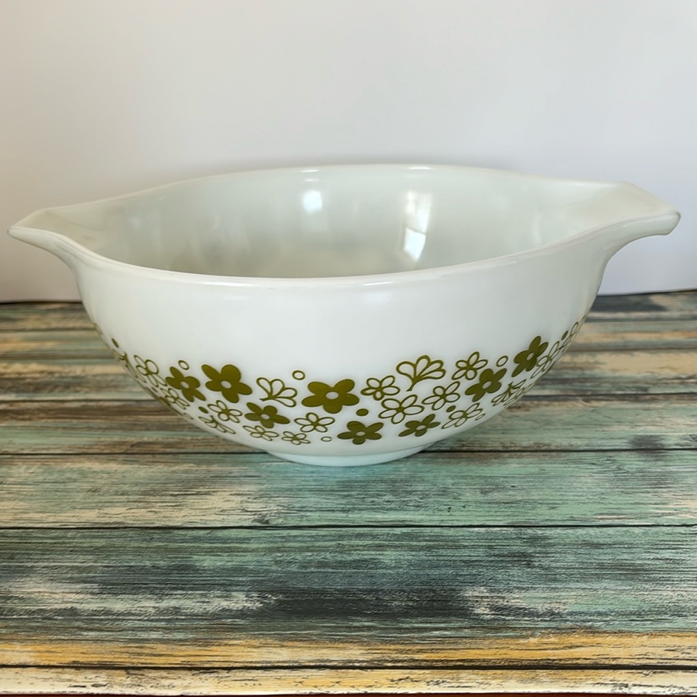 Vintage Pyrex 2 1/2 quart spring blossom crazy daisy 443 bowl